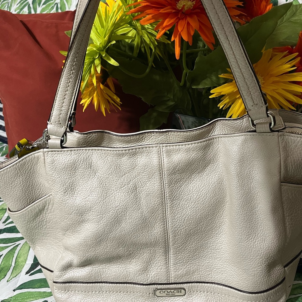 Beautiful Leather Coach Shoulder /Tote Bag